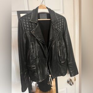 Barely worn. I’m selling because it grew out of it